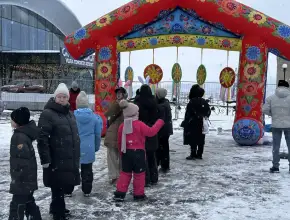 На площади ДК «Тольяттиазот» проходят новогодние гулянья!