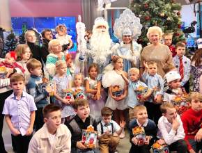 Весёлый хоровод вокруг ёлочки! Телекомпания «ЛАДА-МЕДИА» устроила замечательный детский праздник для детей сотрудников и абонентов