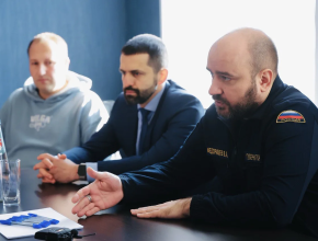 Помощь продолжает поступать: Вячеслав Федорищев провёл рабочую встречу в городе Снежное