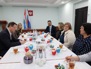 После общения с бойцами в зоне СВО на Донбассе губернатор Дмитрий Азаров встретился с их семьями в Самарской области