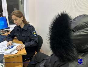 В Сызрани задержана ранее несудимая 60-летняя местная жительница, обвиняемая в краже кошелька и денег с банковской карты соседки.