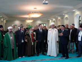 Дмитрий Азаров поздравил мусульман Самарской области с праздником Ураза-байрам. Он отметил значимость праздника для сохранения целостности России