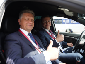 Губернатор Дмитрий Азаров и президент АВТОВАЗа Максим Соколов отправились на совещание по вопросам развития автопрома на LADA Vesta Sport