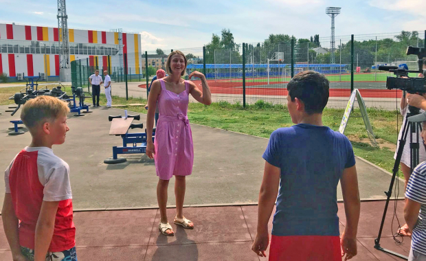 Олимпийская чемпионка Ирина Близнова встретилась с начинающими спортсменами на спортплощадке