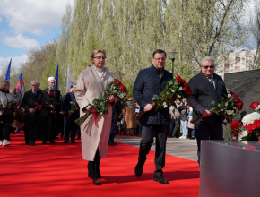 Самара - город трудовой доблести. Дмитрий Азаров возложил цветы к мемориальному комплексу