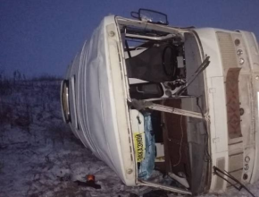 Опрокинулся на бок. В Самарской области произошло ДТП с автобусом, в котором находились 20 человек