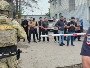 «Взлететь» на бетонный забор и скрыться на складах работникам торговли помешали полицейские, дружинники и бойцы ОМОНа