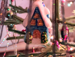 Скоро Новый год! Рассказываем, почему на праздник принято украшать именно ёлку