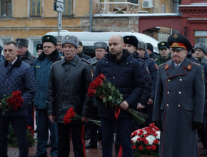 Губернатор Вячеслав Федорищев возложил цветы в  День памяти сотрудников органов внутренних дел, погибших при выполнении служебных обязанностей