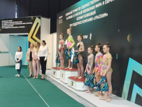 «Я хочу пожелать вам успехов!» Губернатор Дмитрий Азаров обратился к участницам турнира по художественной гимнастике
