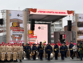 84 года назад, в эти же минуты, на площади Куйбышева в парадном строю стояли части Красной Армии