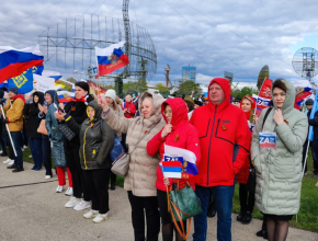 #Прямосейчас. «Za Россию»! В Парковом комплексе имени Константина Сахарова проходит патриотическая акция