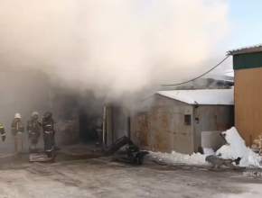 В Самаре огнеборцы МЧС России ликвидируют пожар на складе 