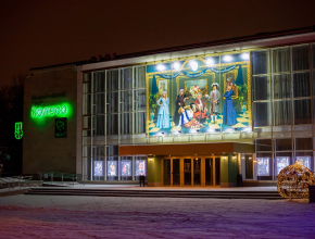 Прогулка по вечернему Тольятти. Покажем как выглядит отреставрированный фасад театра «Колесо»