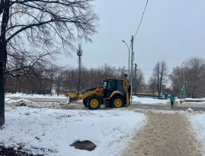 Улицы города чистят и в выходные, и в праздники!