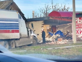 Не рыбный день...  В Переволоках грузовой автомобиль врезался в палатку с рыбой