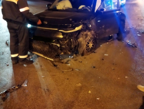 В ночном ДТП на перекрестке Южного и Обводного шоссе пострадали два человека