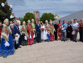 Красивый народный праздник! На площади у тольяттинского Дворца бракосочетания состоялся фестиваль «Красная горка»