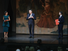 Юбилей Мастера, почётное звание и обновлённый фасад: глава Тольятти Илья Сухих посетил театр «Колесо»