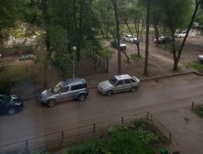 Из детской площадки сделали автостоянку