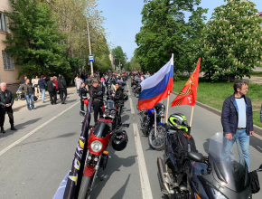 Сотни восторженных глаз зрителей и рёв моторов. Традиционный мотопробег прошёл в Тольятти в День Победы