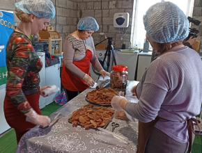 Отличное дополнение к сухпайку! Жительницы Ставропольского района изготавливают и отправляют продукты в зону СВО
