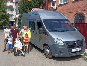 Пятеро приемных детей и большой автомобиль. Как живет семья Наумовых из Тольятти?