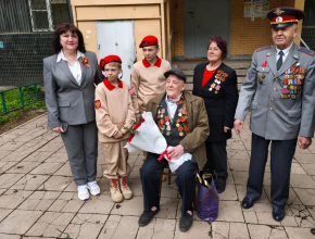 6 тольятинцев - участников Великой Отечественной войны поздравил сегодня духовой оркестр Росгвардии вместе с Советом ветеранов Автозаводского района