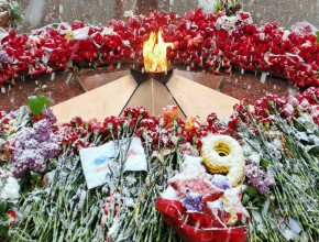Тольяттинцы приняли участие в митинге памяти и возложили цветы к Вечному огню в парке Победы
