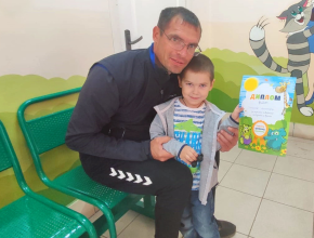Вакцинация началась! Четырехлетний Александр Стаканов сделал прививку от гриппа и получил диплом «За хорошее поведение на приёме у врача»