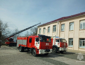 Огонь в библиотеке! Сотрудники МЧС провели пожарно-тактические учения в тольяттинской школе №16