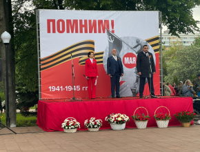 Прямо сейчас в Парке Победы со цены звучат слова поздравлений и благодарности от представителей власти