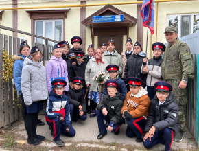 В Тольятти школьники торжественным маршем проходят под окнами ветеранов