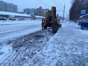 Для борьбы со снегом и метелью на региональных дорогах применяются автоколонны
