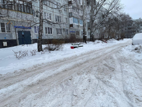 За истекшую неделю в ходе выездных проверок прокуратурами города Тольятти зафиксированы многочисленные нарушения требований к содержанию придомовых территорий и внутриквартальных проездов