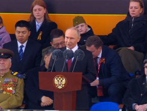 Президент Владимир Путин обратился к россиянам во время Парада Победы на Красной площади