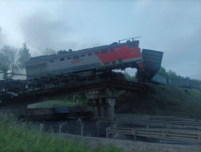 Еще одно ЧП на железной дороге! В Курской области во время движения грузового поезда обрушился мост