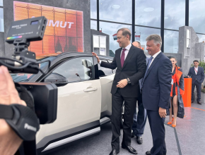 ПМЭФ-2025: «Когда будет серийное производство, я обязательно задумаюсь о покупке этого автомобиля» - Денис Мантуров