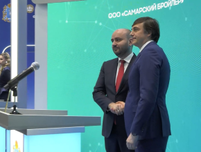 Стенд Самарской области на ПМЭФ посетил министр просвещения РФ Сергей Кравцов