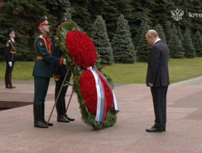 В 84-ю годовщину начала Великой Отечественной войны Владимир Путин почтил память погибших, возложив венок к Могиле Неизвестного Солдата