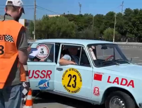 А вот и первый участник ретро-ралли прошёл испытание на треке — слалом!