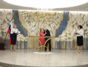 Горько! Во Дворце бракосочетания Тольятти чествовали девять пар свадебных юбиляров