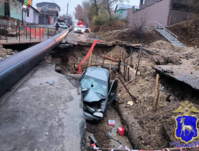 В Сызрани машина упала в яму!