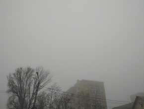 Ограниченная видимость и сильный ветер. Осенняя непогода бушует