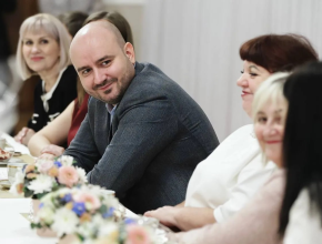 Вячеслав Федорищев поздравил жительниц Самарской области с Днем матери!