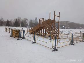 На Центральной площади приступили к монтажу горок 