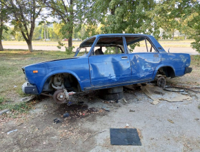 Безхозно брошенные и разграбленные автомобили продолжают заполнять дворы Тольятти