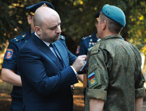 Вячеслав Федорищев поздравил бойцов спецназа с Днём флага и вручил государственные награды 