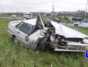 В Сызрани водитель врезался в световую опору