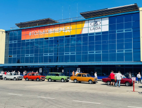 На территории АВТОВАЗа проходит торжественный парад ретроавтомобилей
